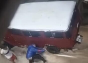 Mujer muere arrastrada por el agua durante las lluvias en Caracas (Video)