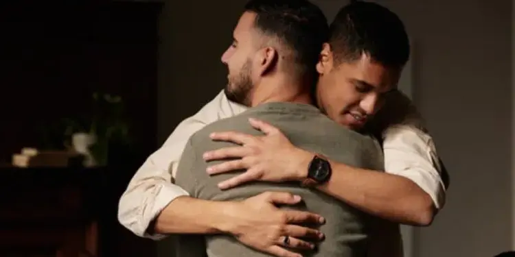 Estudio científico confirma que los abrazos reducen el cortisol y combaten el estrés