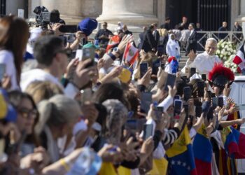 Miles de venezolanos celebran en el Vaticano la proclamación de sus dos primeros santos