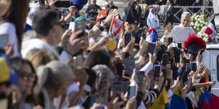 Miles de venezolanos celebran en el Vaticano la proclamación de sus dos primeros santos