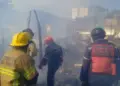 Incendio consume cinco viviendas en La Dolorita, en Petare