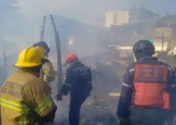 Incendio consume cinco viviendas en La Dolorita, en Petare