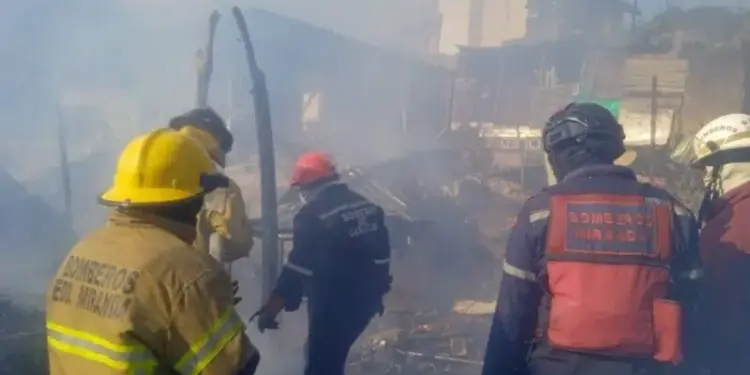 Incendio consume cinco viviendas en La Dolorita, en Petare