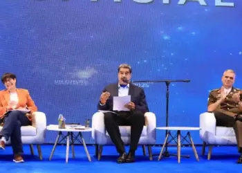 Maduro anuncia la construcción del primer mini satélite espacial de Venezuela