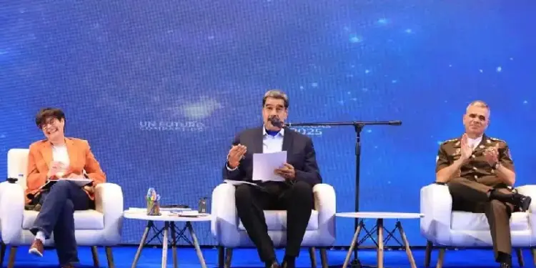 Maduro anuncia la construcción del primer mini satélite espacial de Venezuela