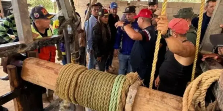 Siguen buscando a los 14 mineros atrapados en El Callao tras inundación