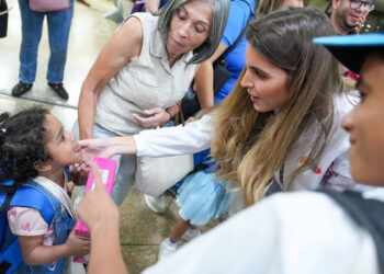 Misión Vuelta a la Patria repatrió 16 niños y adolescentes desde Colombia para su reunificación familiar