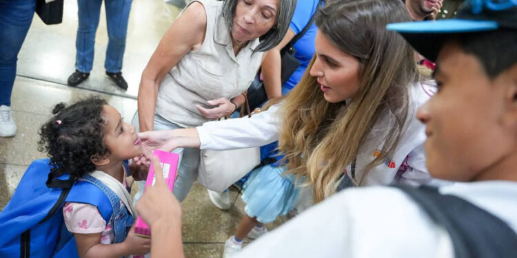 Misión Vuelta a la Patria repatrió 16 niños y adolescentes desde Colombia para su reunificación familiar