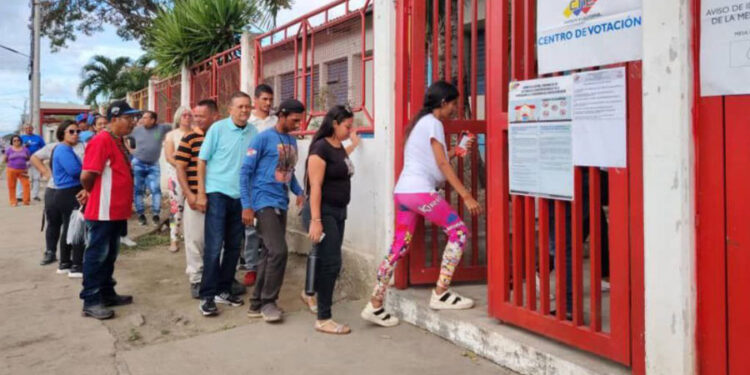 «Extraordinaria jornada»: Presidente Maduro felicitó al pueblo por la IV Consulta Popular