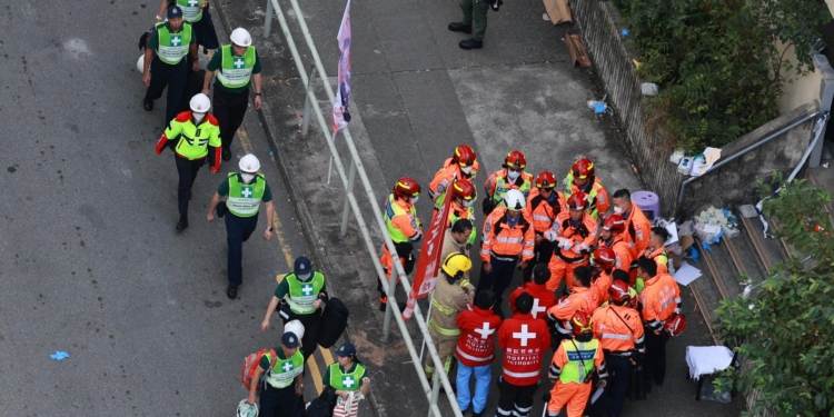 Aumentan a 128 muertos y registran unos 200 desaparecidas por la tragedia en Hong Kong