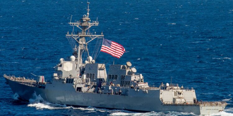 El destructor estadounidense USS Jason Dunham regresa a su puerto base tras 91 días de despliegue en el Caribe