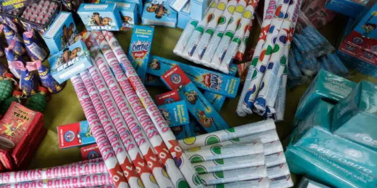 Bomberos advierten que vender fuegos artificiales a menores puede acarrear penas de cárcel