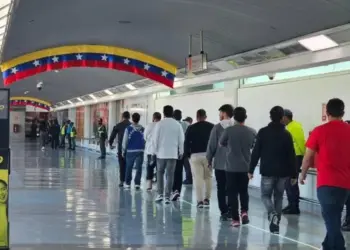 Maduro ordena activar un plan especial de vuelos para repatriar a venezolanos varados