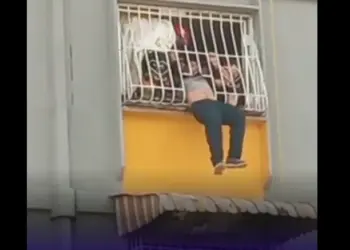 Bomberos evitan que una persona se lance de altura en El Valle, Caracas