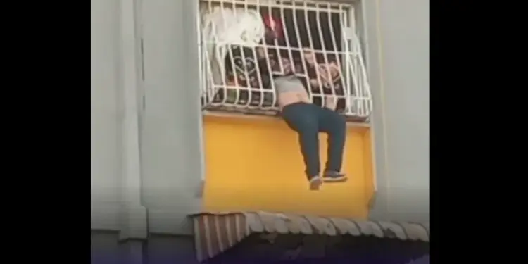 Bomberos evitan que una persona se lance de altura en El Valle, Caracas