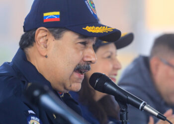 Maduro pide a la policía estudiar «todas las formas» de lucha armada