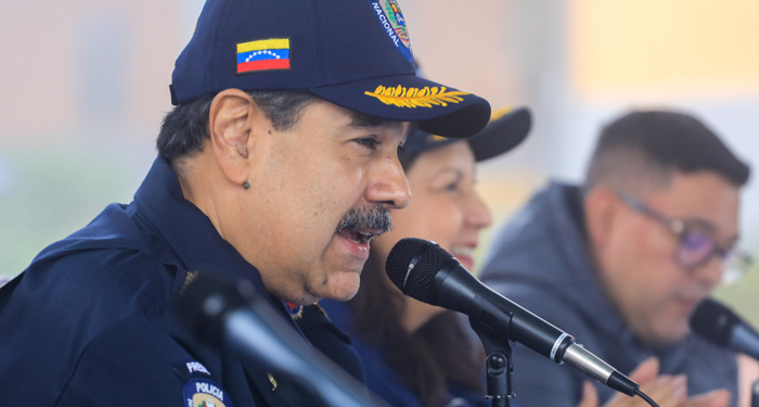 Maduro pide a la policía estudiar «todas las formas» de lucha armada