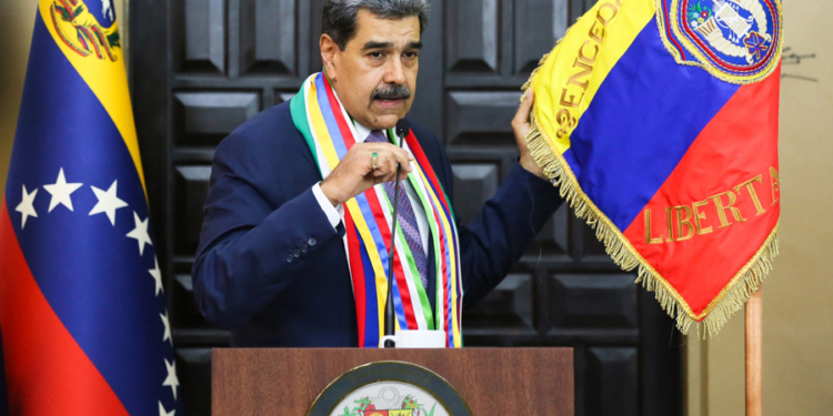 Maduro dice que seguirá el comercio de crudo y tacha de «guerrerista» declaración de Trump