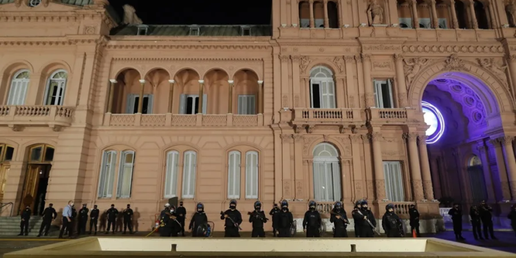 Encuentran muerto a soldado en residencia presidencial de Javier Milei en Argentina