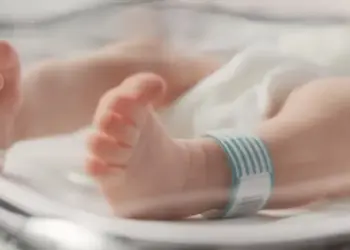 Bebé recién nacida fue hallada abandonada cerca de un campo de fútbol