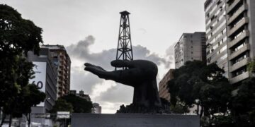 Gobierno venezolano pide a trabajadores a extremar vigilancia en instalaciones petroleras