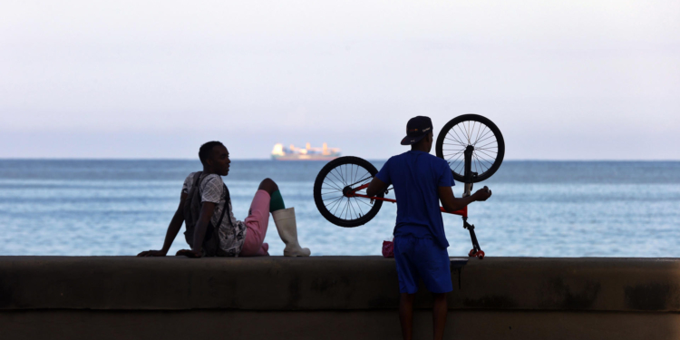 Cuba oficializa la dolarización parcial de su economía