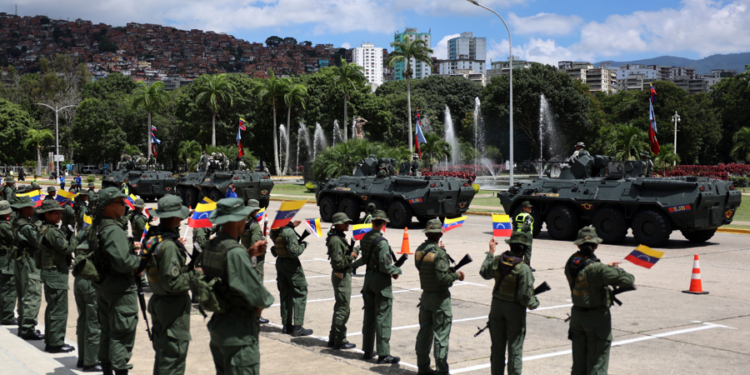 Venezuela juramenta a unos 1.000 militares para hacer frente a «cualquier circunstancia»
