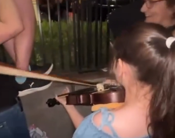 Una niña venezolana sorprende a Shakira al interpretar sus canciones con el violín (+Video)