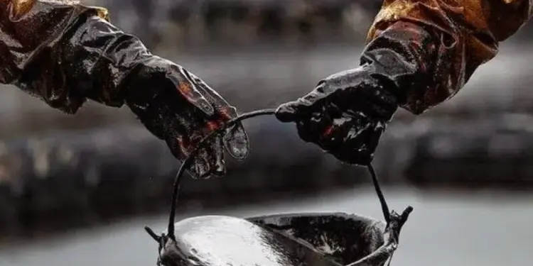 El petróleo se estabiliza entre tensiones geopolíticas y la amenaza de USA de vender crudo venezolano incautado