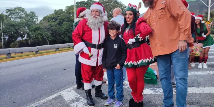 El Santa de la Cota Mil dio la bienvenida de la Navidad a los caraqueños (Fotos)