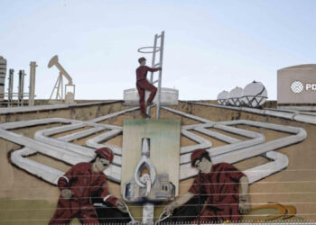 EE.UU. emitirá pronto una licencia general que levantará algunas sanciones a la industria petrolera venezolana, según Reuters