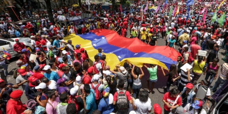 Chavistas se movilizan para exigir a EE.UU. que regrese a Venezuela a Maduro y Cilia Flores