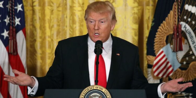 Trump confirma que Maduro está en el USS Iwo Jima y será «llevado» a Nueva York