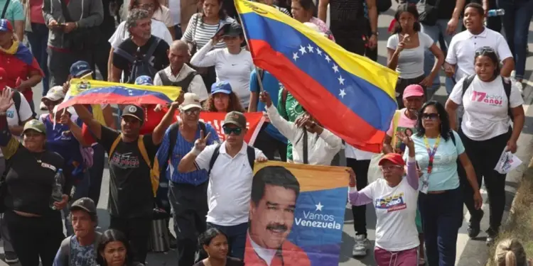 Maestros chavistas marchan por la libertad de Maduro y en respaldo a Delcy Rodríguez