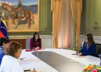 Delcy Rodríguez anuncia plan de emergencia para equipar 75 hospitales con ingresos del crudo