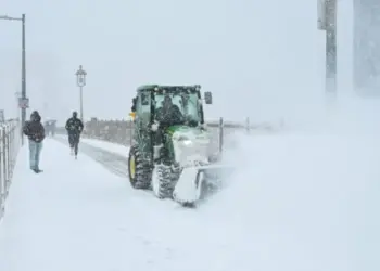 Al menos 1 millón de personas están sin electricidad por la tormenta invernal en EEUU