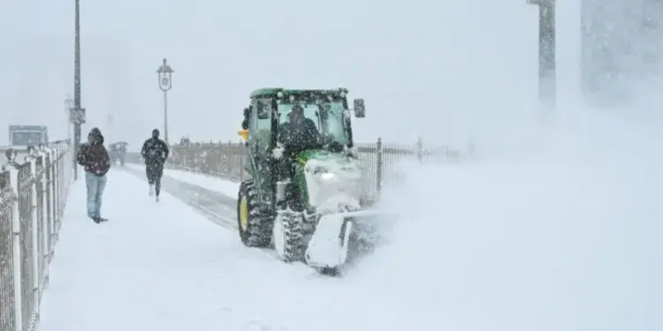 Al menos 1 millón de personas están sin electricidad por la tormenta invernal en EEUU