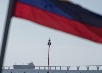 Brecha entre el dólar oficial y el paralelo en Venezuela se reduce en medio de expectativa