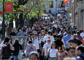 España anuncia regularización extraordinaria para medio millón de migrantes