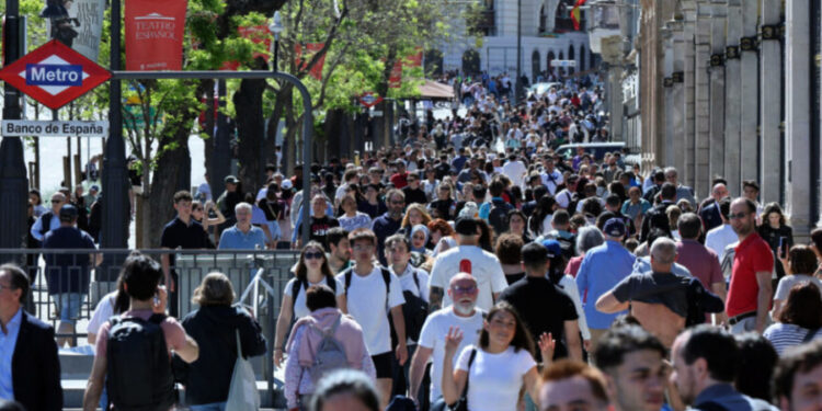 España anuncia regularización extraordinaria para medio millón de migrantes