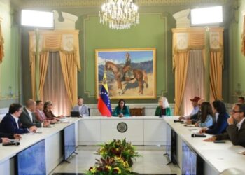 Delcy Rodríguez propone convocar «verdadero diálogo político» que incluya a la oposición