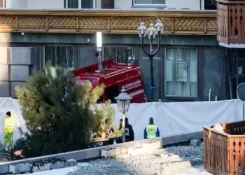 Bengalas en botellas habrían causado el trágico incendio que dejó 40 muertos en Suiza