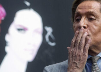 El diseñador italiano Valentino muere en Roma a los 93 años