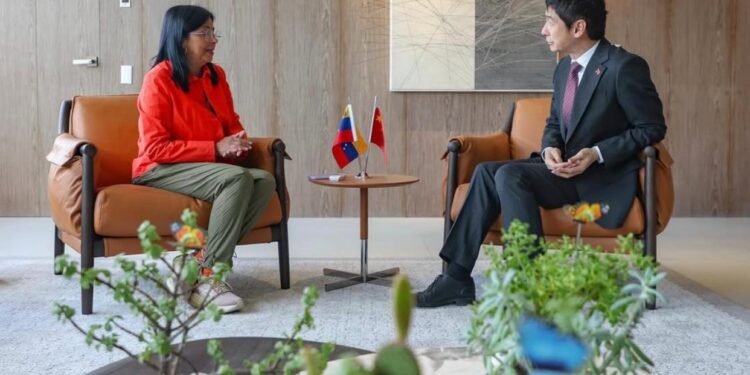 Delcy Rodríguez se reúne con embajador chino en medio de presión de EEUU