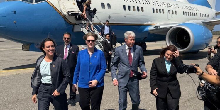 Chris Wright llega a Caracas con la misión de “restaurar la prosperidad” de Venezuela, dice el Departamento de Energía de EE.UU.