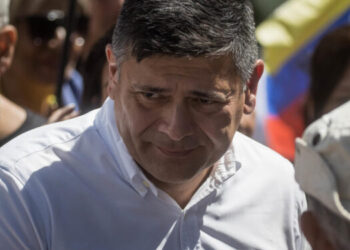 Freddy Superlano recibe oficialmente su libertad plena y se le retira el grillete de su pierna