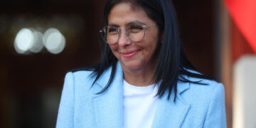 La jefa de política exterior de la UE dice que propondrá levantar las sanciones contra Delcy Rodríguez de Venezuela