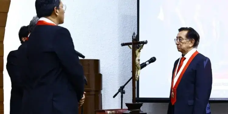 Congresista José Balcazar es investido como nuevo presidente de Perú