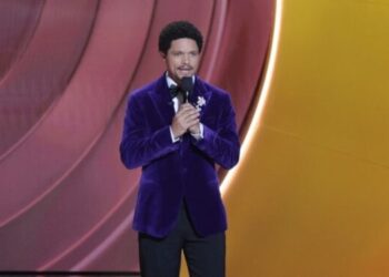 Trump evalúa acciones legales contra el presentador de los Grammy por alusiones al caso Epstein