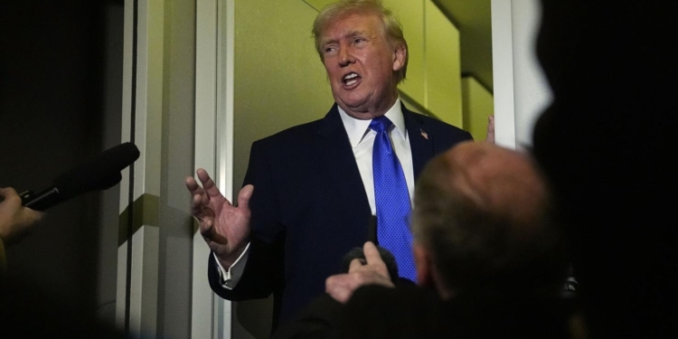 Trump atribuye a la política la defensa de Maduro hecha por Delcy Rodríguez